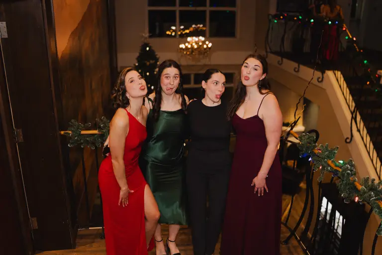 Justine et un comité étudiant lors d’un bal